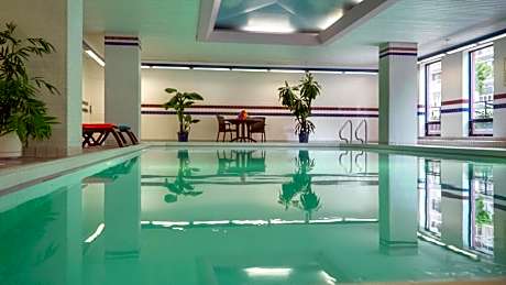 Cartier Place Suite Hotel