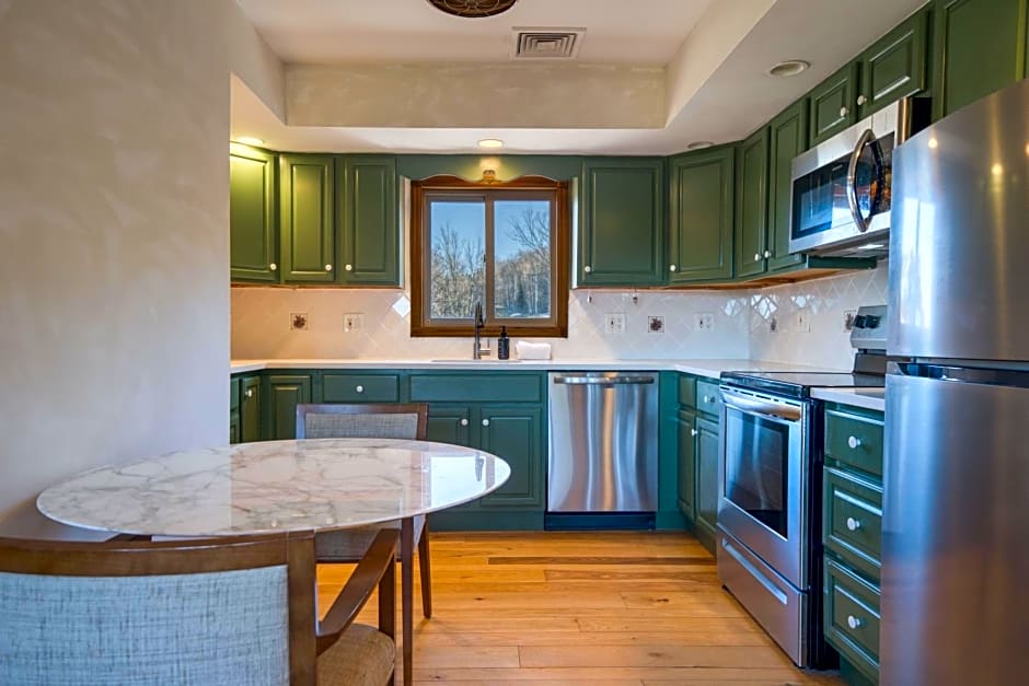 The Haüs Windham - Luxury Suites, Hot Tub, Mountain Views!