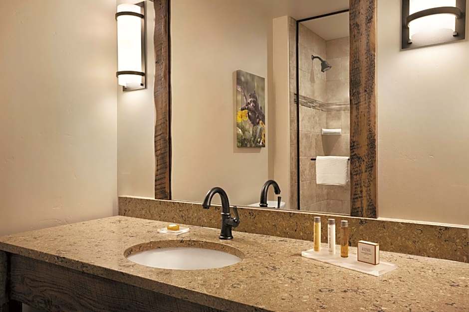 Glacier International Lodge