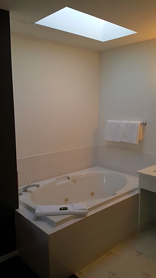 Photo 1 of 7 of 1 Queen Bed, Jetted Tub