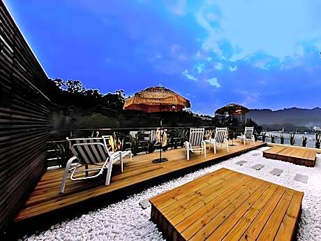 Sun Moon Lake Karuizawa Villa B&B