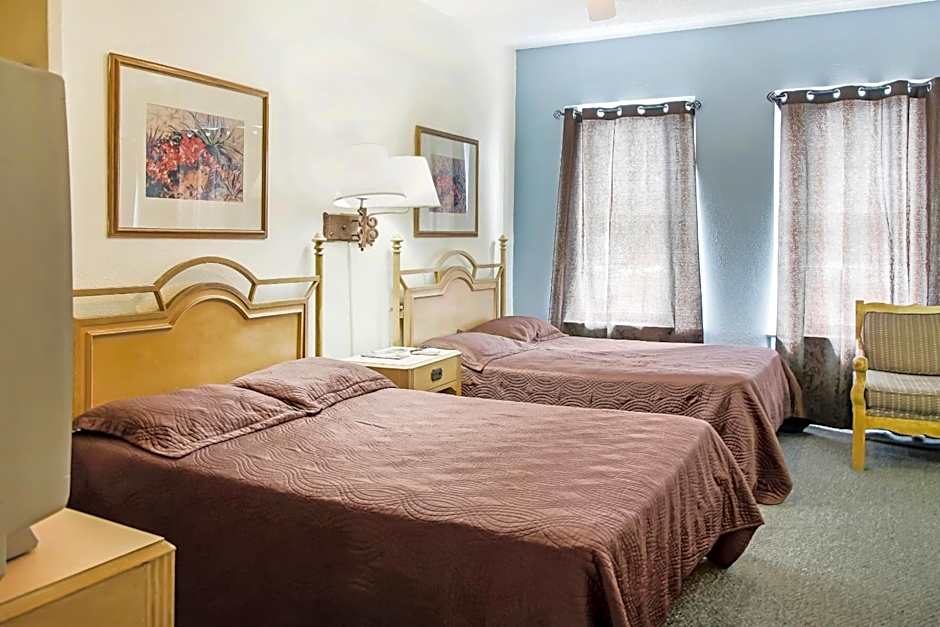 OYO Cameron Historic Hotel Brownsville I-69E