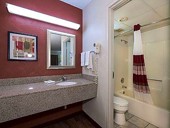 Red Roof Inn & Suites Cleveland - Elyria