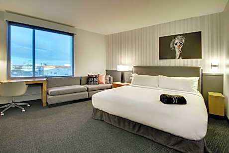 King Room with Bath Tub - Mobility and Hearing Access/Non-Smoking