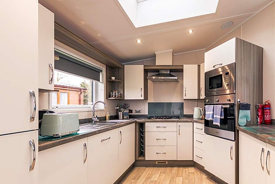 Garden View Lodge with Hot Tub