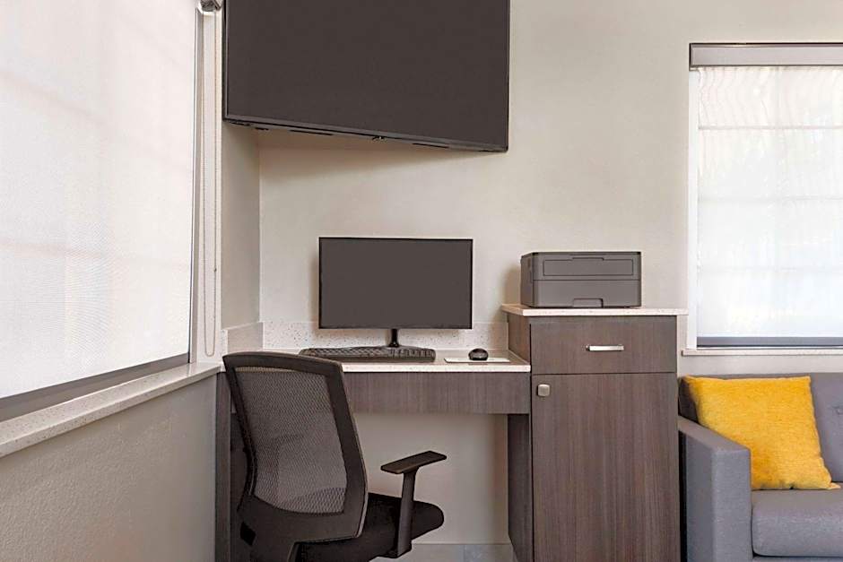 Days Inn & Suites by Wyndham Houston Hobby Airport