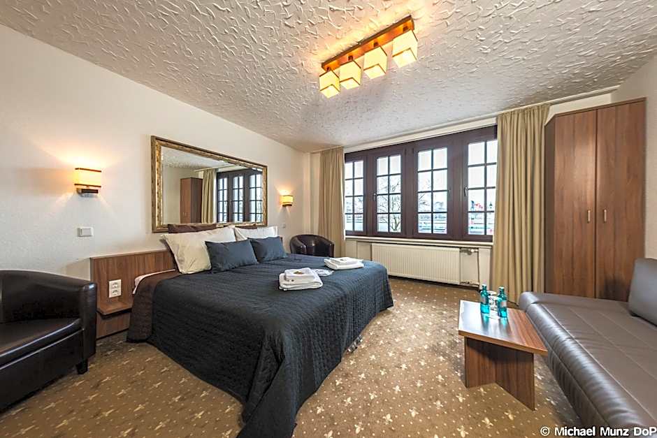 Hotel und Restaurant Lowenbrau Koln