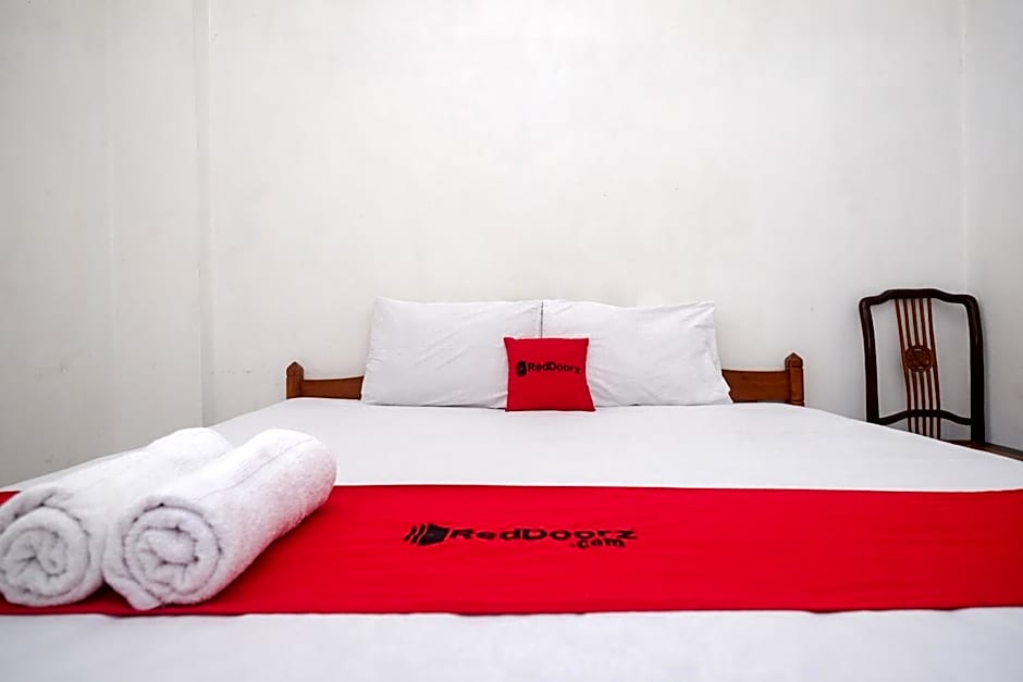 RedDoorz at H&W Hotel Solo