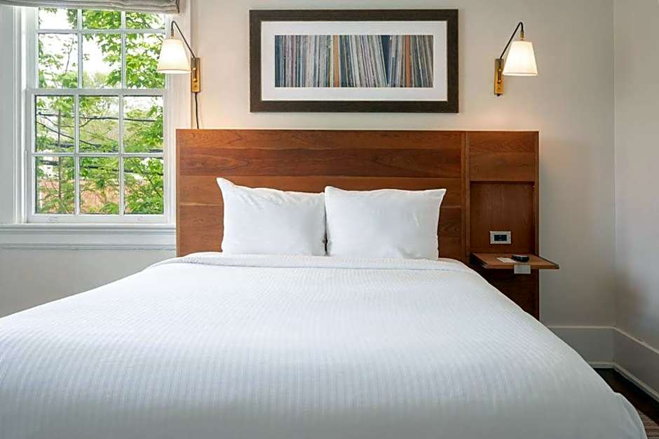 Oakhurst Inn at the University