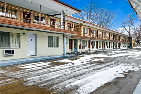 OYO Hotel Downtown Peoria I-74
