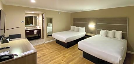 2 Queen Beds Non-Smoking Ground Floor Work Desk Microwave And Refrigerator Continental Breakfast