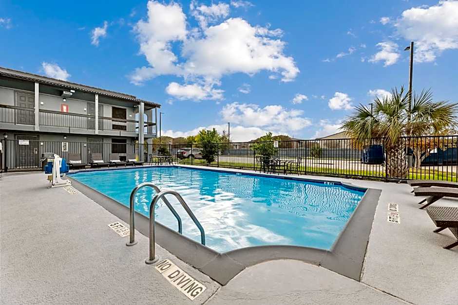 Days Inn & Suites by Wyndham Texas City