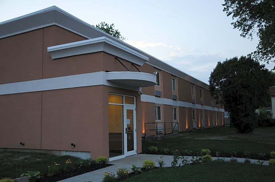 Aashram Hotel by Niagara River