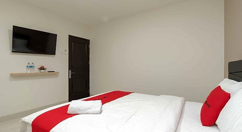 RedDoorz Plus near Eka Hospital BSD 5