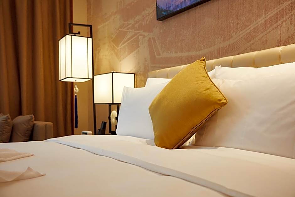 The Thousand Lantern Lake Hotel