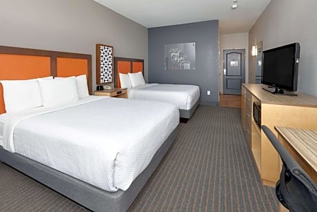 Queen Room with Two Queen Beds and Bath Tub - Mobility/Hearing Accessible - Non-Smoking