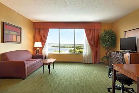 King Corner Suite with City View - Non-Smoking