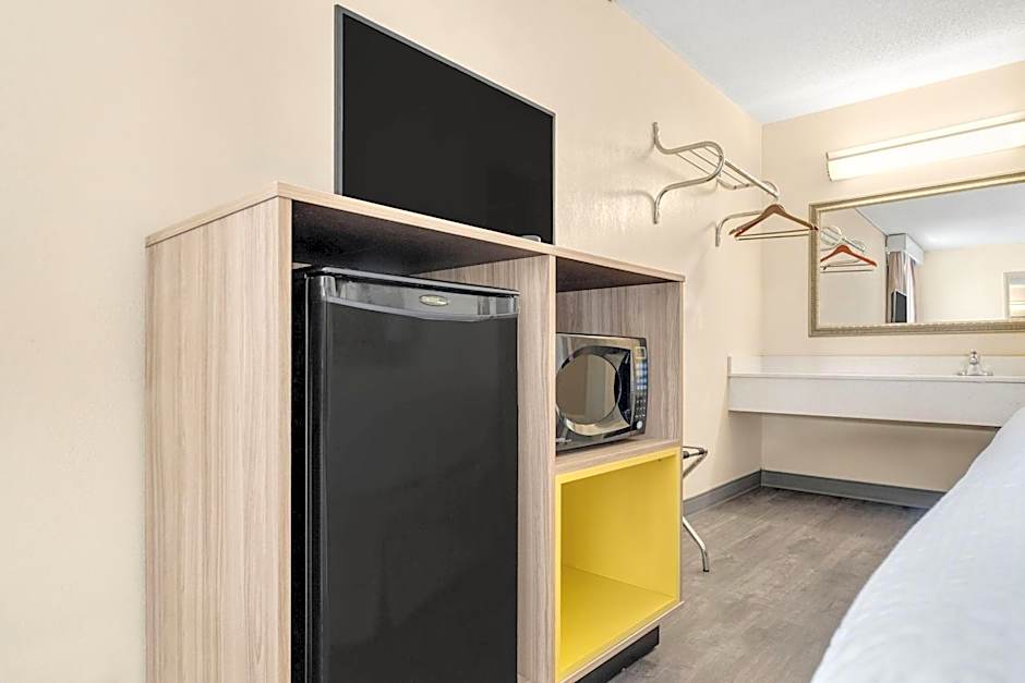 Days Inn by Wyndham Fort Wayne