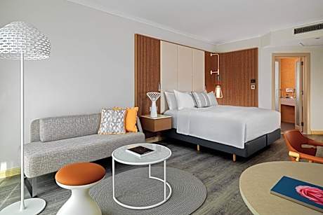 Deluxe Pool View Room, 1 King Bed with Balcony