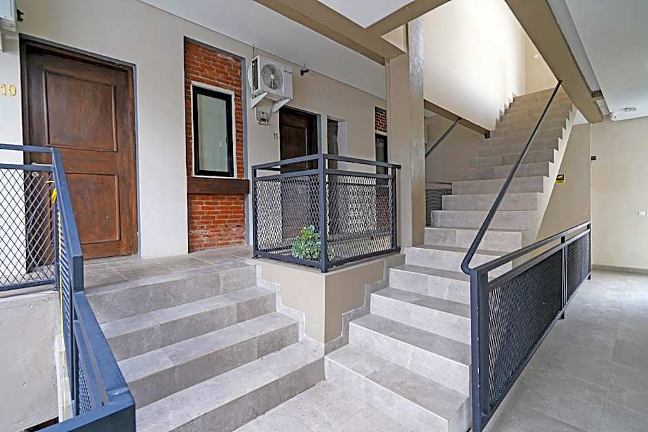 Capital O 1898 Louise Place