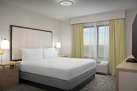 King Suite - Mobility/Hearing Access with Bath Tub