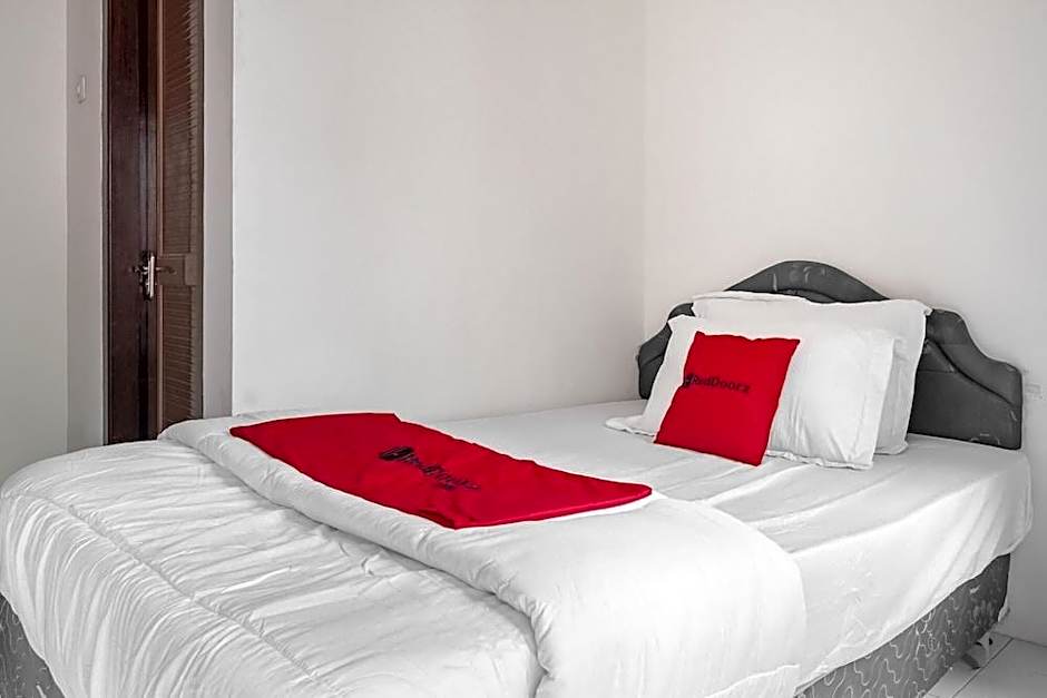 RedDoorz Plus @ Gunungsari Surabaya