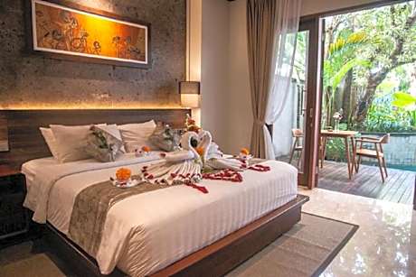 Master Suite with Pool Access