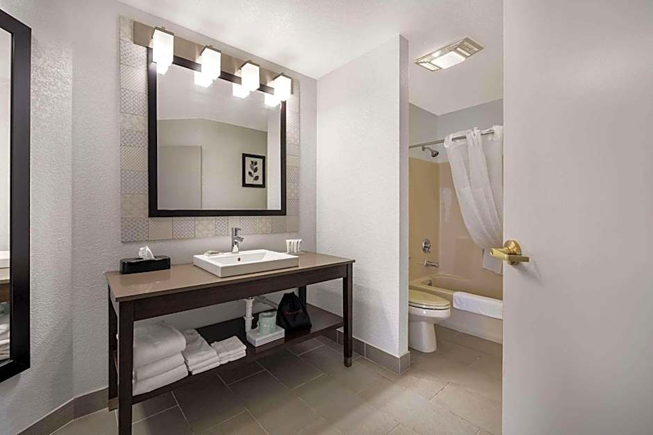 Country Inn & Suites by Radisson, Freeport, IL