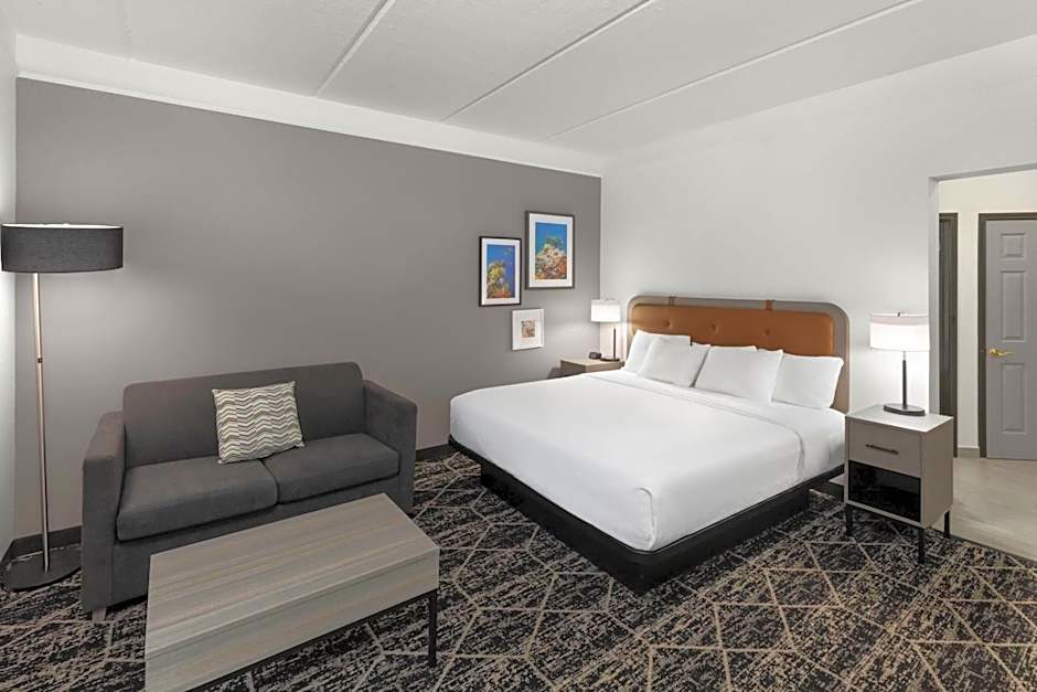 La Quinta Inn & Suites by Wyndham Houston Bush Iah South