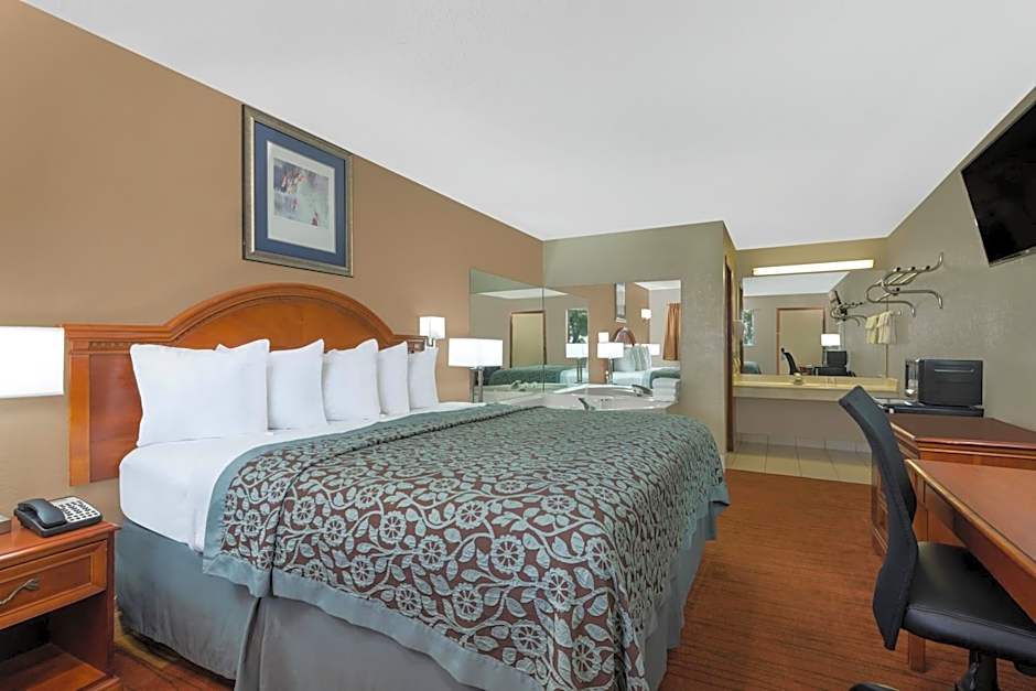 Days Inn by Wyndham Maumee/Toledo