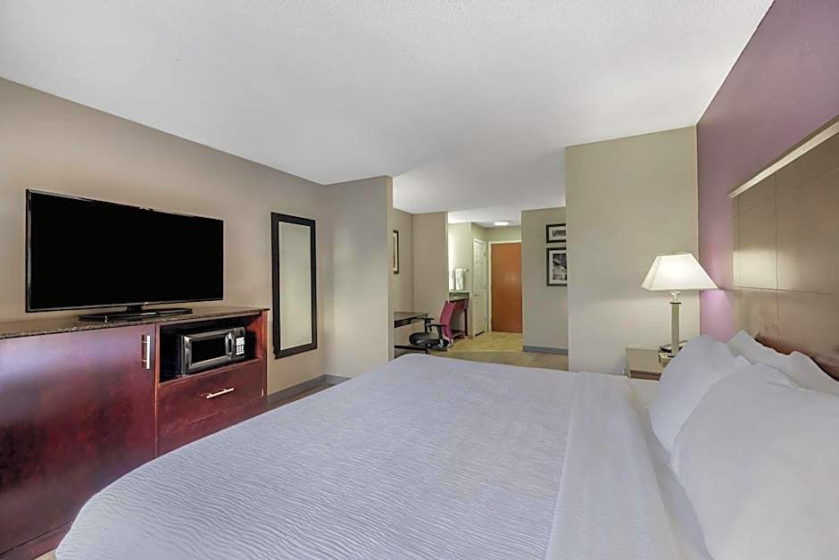 La Quinta Inn & Suites by Wyndham Louisville East