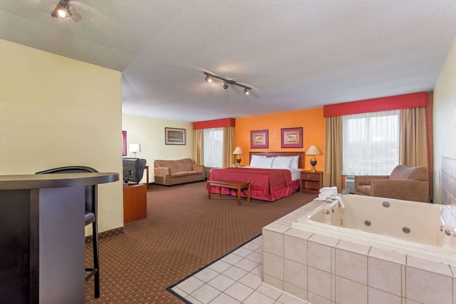 Days Inn & Suites by Wyndham Bloomington/Normal IL