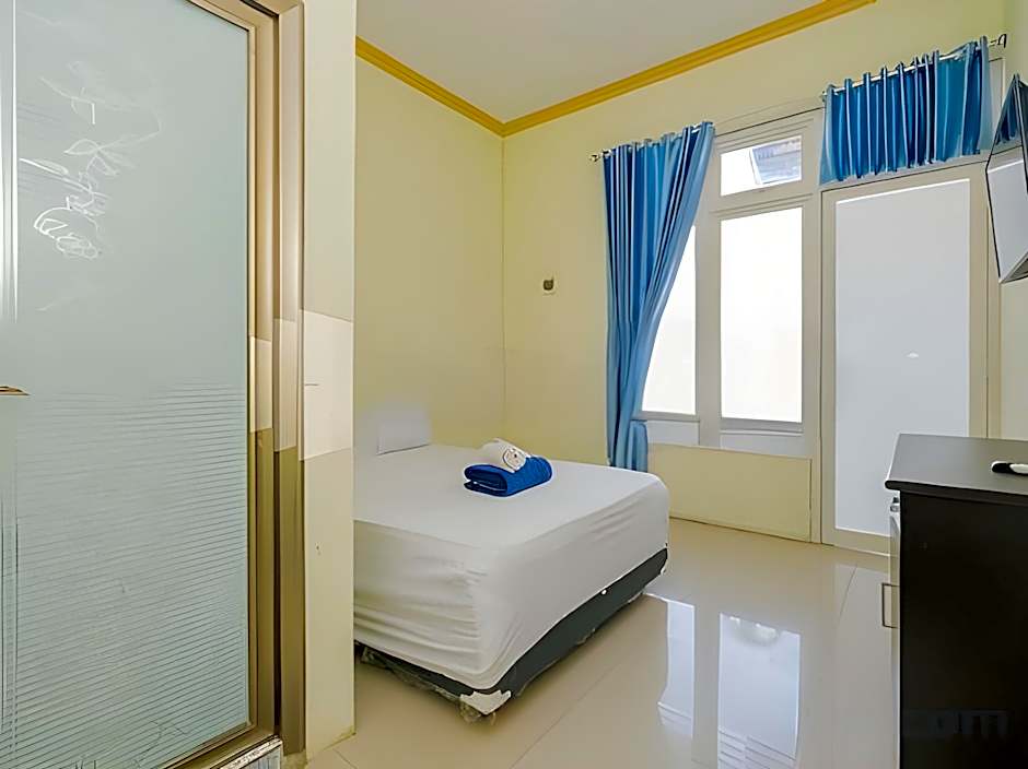 Grand Kencana Guesthouse Syariah near Wisata Bahari Lamongan Mitra RedDoorz