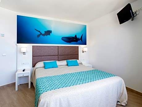 Two-Bedroom Apartment with Sea View (3 Adults + 3 Children)