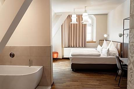 Junior Suite with Bathtub