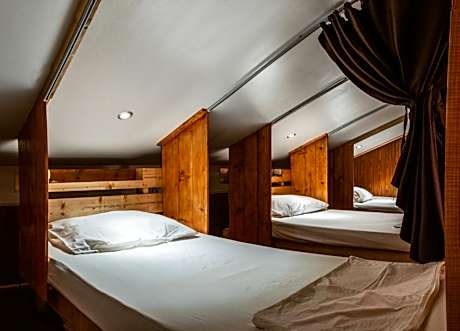 Single Bed in Mixed Dormitory Room