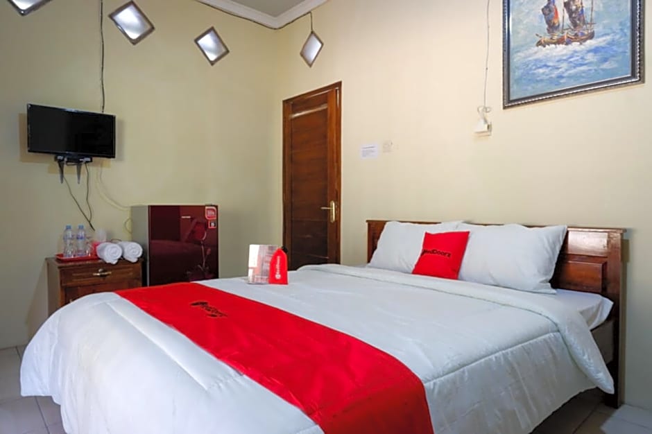 RedDoorz Syariah near Alun Alun Pacitan 2