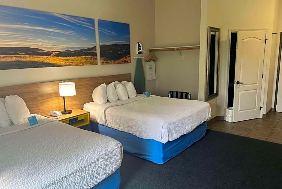 Days Inn & Suites by Wyndham Columbus NE