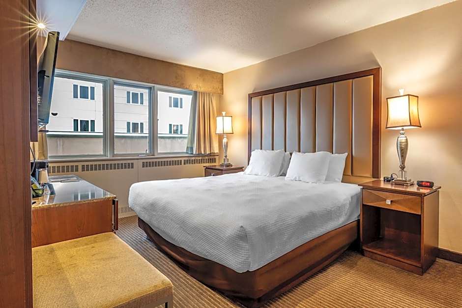 Foto 1 dari 3 — 2 Bedroom 1 King Bed Suite