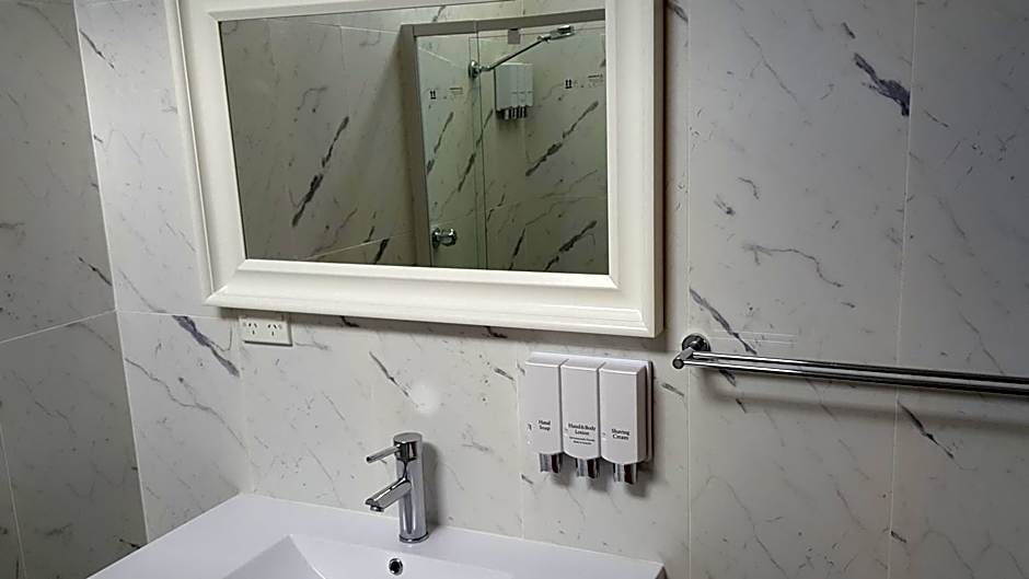 Hibiscus Lakeside Motel