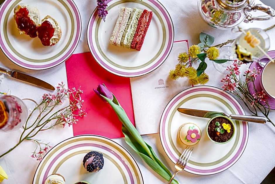 Great Fosters - Near Windsor