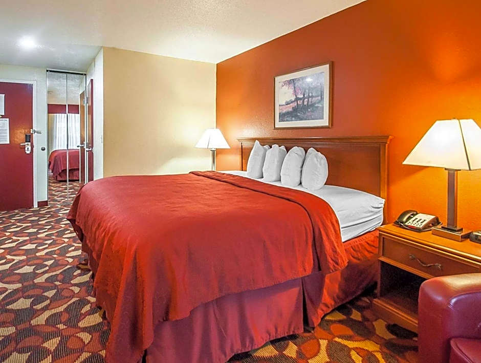 Quality Inn & Suites Kansas City I-435n Near Sports Complex
