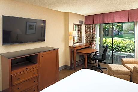 Premium King Bed Pool View