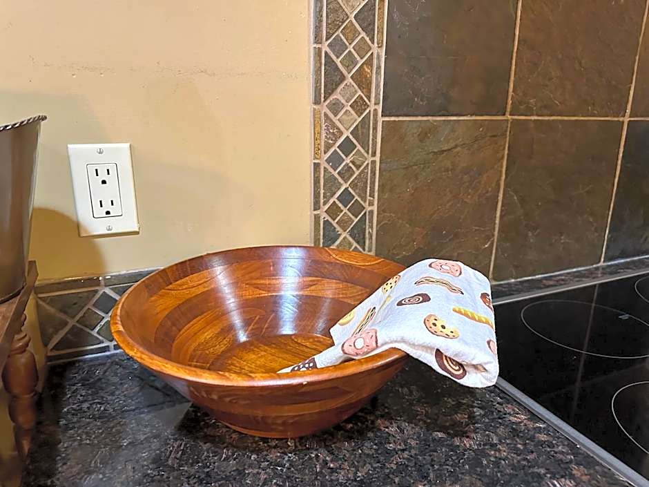 Solara Escape - 2BR Retreat with Pool - Hot Tub - Gym - Spa