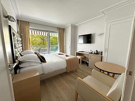 Classic Double Room with Balcony and Garden view