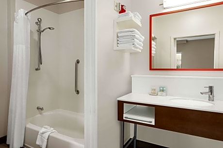  2 QUEENS MOBILITY ACCESS W/TUB NONSMOKING - MICROWV/FRIDGE/HDTV/WORK AREA - FREE WI-FI/HOT BREAKFAST INCLUDED -