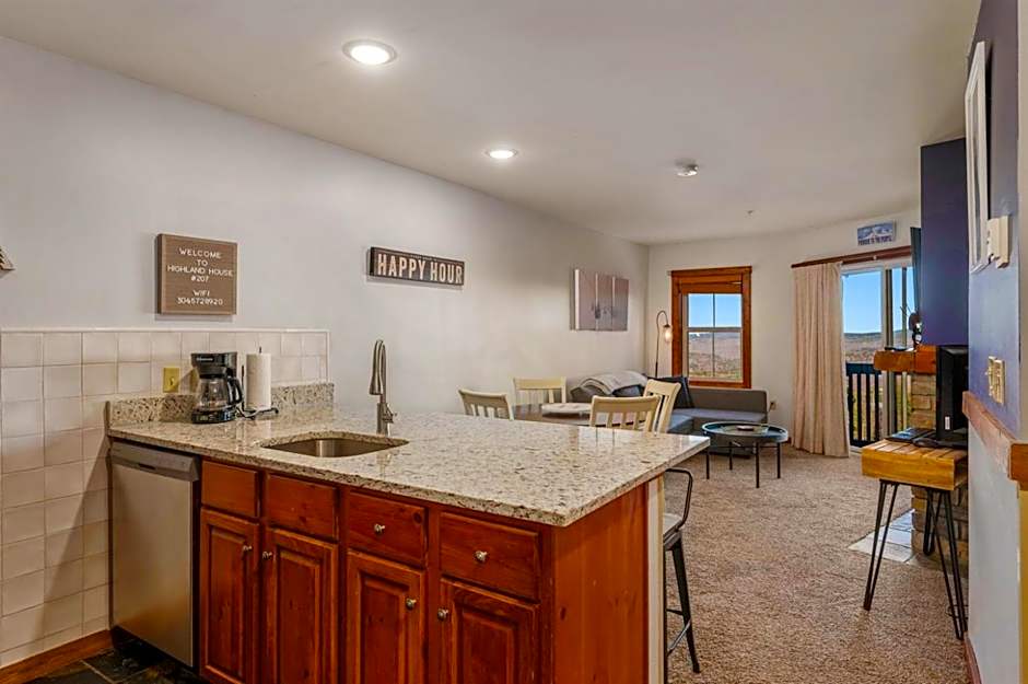 HH 207 Ski-InOut Sunrise Views Village Steps Sleeps 4