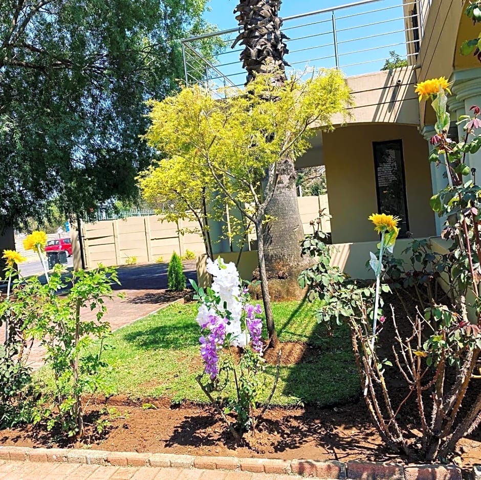 Selina Airport Lodge #Emzini