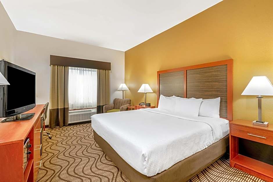 La Quinta Inn & Suites by Wyndham Midwest City - Tinker AFB