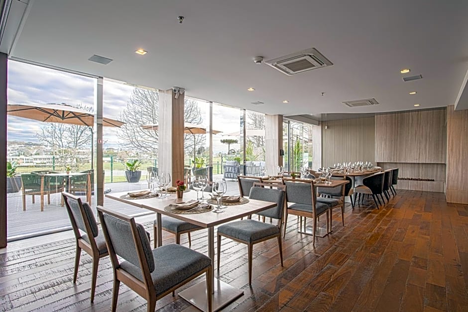 Suryaa Hotel Pinhais, Curio Collection by Hilton